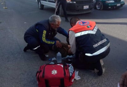 Bomberos y Protección Civil atendieron de inmediato a la jovencita, que resultó con algunos golpes. (EL SIGLO DE TORREÓN)