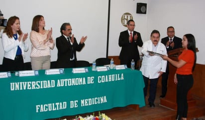 La ceremonia se llevó a cabo ayer en el hospital, contando con la presencia de familiares de Jesús, a quienes agradecieron su labor altruista al decir sí a la donación de órganos. (EL SIGLO DE TORREÓN)