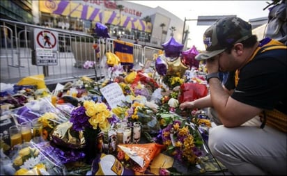 Según USA Today,las flores y otros tributos están siendo limpiados de una tumba en el cementerio Pacific View Memorial Park. (CORTESÍA)