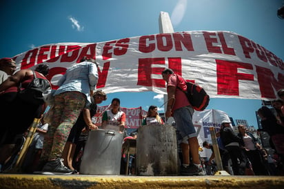 Desde hace dos años, Argentina está sumida en una terrible crisis financiera que fue trasladada al sector social. (ARCHIVO) 