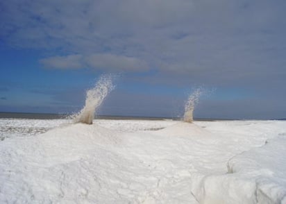 Una combinación de olas y bajas temperaturas. (INTERNET)