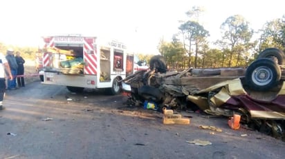 Una camioneta de transporte de personal de una maquiladora de El Salto, en Pueblo Nuevo se impactó contra un camión que se encontraba estacionado sobre la carretera libre Durango-Mazatlán, lo que dejó un saldo hasta el momento de nueve fallecidos. (TWITTER)