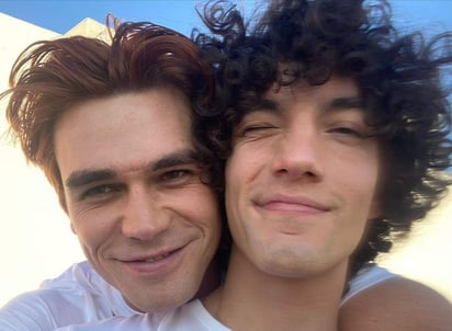 Jorge López, actor conocido por dar vida a “Valerio” en la exitosa serie española para Netflix Élite, a lado de la actriz mexicana Danna Paola, ha sorprendido tras revelar su amistad con KJ Apa, famoso actor de Riverdale. (INSTAGRAM) 