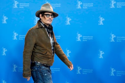 Depp interpreta al célebre fotógrafo estadounidense que documentó el impactante caso de una poderosa corporación responsable de envenenar con mercurio a la gente de Minamata, Japón, en 1971. (EFE)
