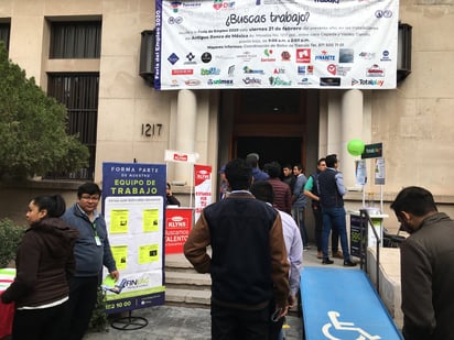 Cientos de laguneros acudieron ayer a la Feria del Empleo que se llevó a cabo en el Banco de México.