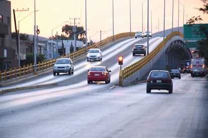 En la estructura de la parte baja del puente se impactó el conductor del Nissan Tiida.