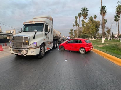 El auto particular terminó en sentido contrario a la circulación.