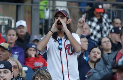 Aficionados de los Nacionales no dejaron de abuchear y gritar en contra de los jugadores de los Astros.