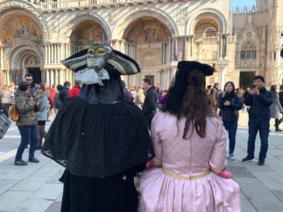 El carnaval de Venecia, uno de los eventos más importantes de la ciudad de los canales, había comenzado hace una semana y tenía previsto concluir el próximo martes. (EFE)