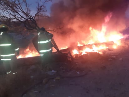 El personal del departamento de Bomberos de la ciudad de Gómez Palacio acudió al lugar para combatir el fuego. (EL SIGLO DE TORREÓN)