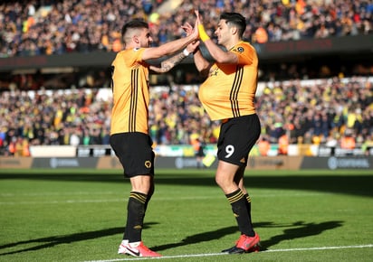 Raúl Jiménez (d) festeja tras marcar el tercer tanto del Wolverhampton en la victoria 3-0 sobre Norwich. (AP)