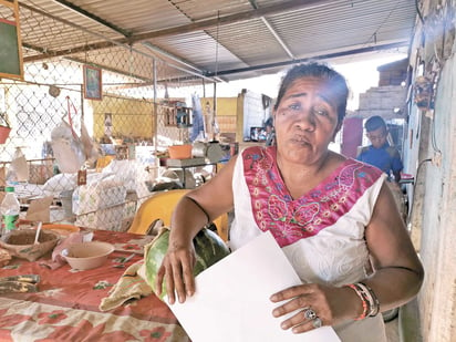 Con su cuadernillo en mano, Paula repite una y otra vez por el micrófono la pregunta que los encuestadores les van a hacer. (AGENCIAS)