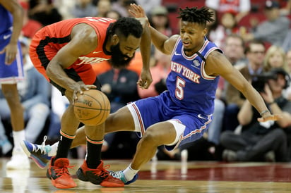 James Harden (i) metió 37 puntos en el triunfo ante Knicks. (AP)