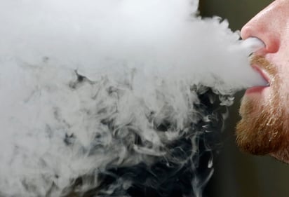 Investigadores de 39 estados examinarán el mercadeo y las ventas de productos de vapeo de Juul Labs, incluyendo si la compañía los promovió para menores de edad. (ARCHIVO) 