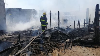 Las áreas donde se concentró el fuego, de por lo menos dos cuadras, quedaron acordonadas. (EL SIGLO DE TORREÓN)