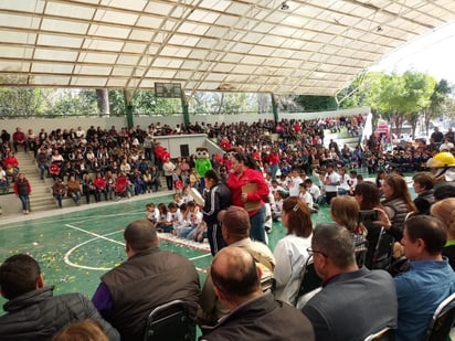 Cientos de alumnos de primaria asistieron al inicio del programa de protección a los niños. (EL SIGLO DE TORREÓN/ PRIMITIVO GONZÁLEZ)