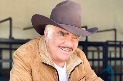 El célebre cantante mexicano Vicente 'Chente' Fernández continúa las celebraciones de su 80 cumpleaños y compartió en sus redes sociales una instantánea junto a su mujer, su hijo Alejandro y su nieto Álex, imagen que enterneció a todos sus seguidores. (INSTAGRAM)
