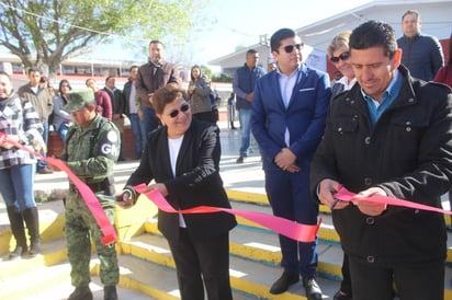 Autoridades municipales inauguraron la obra de la escuela secundaria Prof. Ladislao Covantes, misma que consistió en la colocación de piso firme en el área de la cancha deportiva a beneficio de los alumnos y maestros. (DIANA GONZÁLEZ)