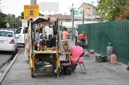 Ve la Canaco una competencia desleal por parte de los vendedores ambulantes en el primer cuadro. (ARCHIVO)