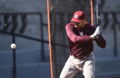 El receptor Alejandro Flores inició su carrera con la novena Guinda, y hoy busca un puesto en el equipo. (JESÚS GALINDO)