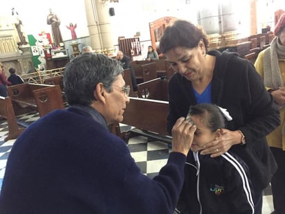 Fieles católicos acudieron desde temprana hora a la catedral de Gómez Palacio para participar en la imposición de la ceniza. (EL SIGLO DE TORREÓN/ANGÉLICA SANDOVAL)