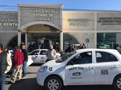 Un operador instó a sus compañeros a mantener un plantón permanente en petición de una respuesta inmediata a su demanda o detendrán a los operadores de unidades Uber y similares. (EL SIGLO COAHUILA)