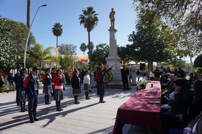 En la ceremonia cívica acompañando al alcalde, estuvieron presentes su esposa y presidenta honoraria, Irma Hernández; el secretario del Ayuntamiento, Salvador Vega; el Cabildo, autoridades educativas e integrantes de la sociedad civil. (EL SIGLO DE TORREÓN)
