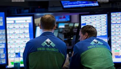 Media hora después del inicio de las operaciones en la Bolsa de Nueva York, el Dow Jones aceleraba sus pérdidas y descendía un 3,53 % o 910,63 puntos, situándose en 24.856,01, lastrado especialmente por Boeing (-5,06 %), Coca-Cola (-5 %), Procter & Gamble (-4.78 %), Apple (-4.72 %) y JPMorgan Chase (-4.61 %).
(AP)