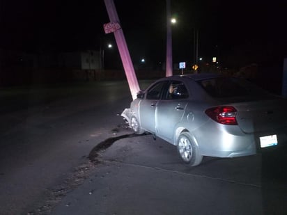 Un joven que manejaba en estado de ebriedad se impactó contra un poste de concreto la madrugada de este viernes sobre la avenida prolongación Bravo, ocasionando daños materiales por 100 mil pesos. (EL SIGLO DE TORREÓN)