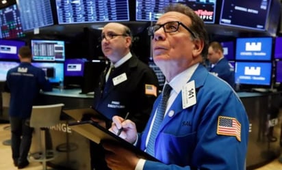 Al término de las operaciones en la Bolsa de Nueva York, el Dow bajó 356.88 puntos y se situó en 25,409.76, lastrado por más de dos tercios de sus 30 cotizadas. (ARCHIVO)