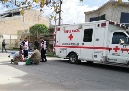 El percance ocurrió alrededor de las 16:00 horas de este viernes en la calle Luis Reyes Spíndola, casi esquina con la avenida Juan Moreno de la colonia Ampliación Los Ángeles. (EL SIGLO DE TORREÓN)
