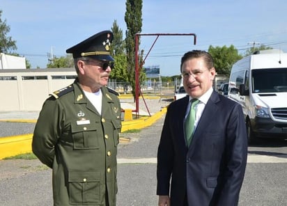 El titular de la Secretaría de la Defensa Nacional (Sedena), Luis Crescencio Sandoval, tomó protesta al nuevo subsecretario de la institución, el general André Georges Foullon Van Lissum, quien desde el año pasado fue Inspector y Contralor General del Ejército y Fuerza Aérea. (TWITTER)