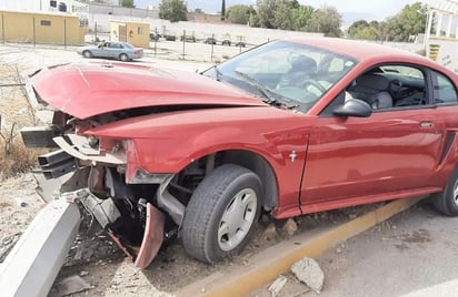 La unidad fue retirada del lugar con la ayuda de una grúa y enviada a un corralón de la ciudad para su resguardo. (EL SIGLO DE TORREÓN)