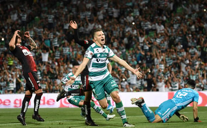 Julio César Furch celebra luego de marcar el único tanto del partido, en la victoria de los Guerreros 1-0 sobre Atlas. (JESÚS GALINDO) 