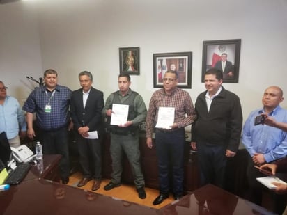 Zacarias Espíno Andrade, será el nuevo director de Seguridad Pública Municipal, y como subdirector estará Edgar Manuel Rodríguez Ortiz, a quienes Martínez Cabrera tomó protesta la mañana de este lunes. (BEATRIZ SILVA)