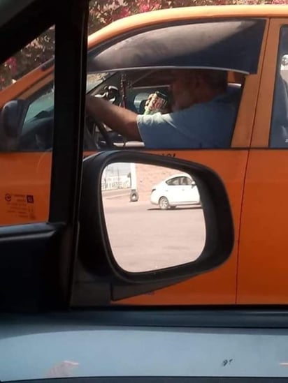 Usuarios de redes sociales captaron a un taxista presuntamente bebiendo cerveza frente al volante. (ESPECIAL)