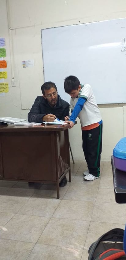 La estudiante Priscila Esparza tomó y compartió el video y fotos donde se observa al profesor ayudando con la tarea al niño. (ESPECIAL)