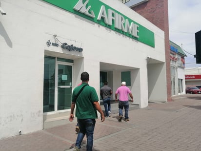 El cuentahabiente sufrió un golpe en la cabeza, por lo que fue atendido por los paramédicos que arribaron al lugar. (EL SIGLO DE TORREÓN)