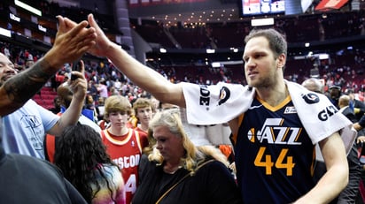 Bojan Bogdanovic, jugador del Jazz, 'choca' las manos con un aficionado, tras un juego en febrero. (AP)