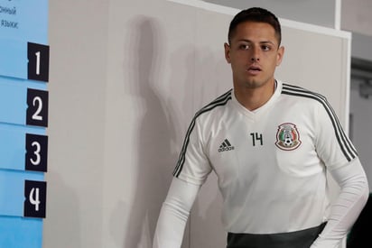 Javier Hernández quiere saber qué se hace con tanto dinero que se gana en la Selección Nacional. (ARCHIVO)