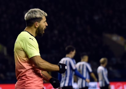 Celebra Sergio Agüero tras marcar el único gol del juego en la victoria del Manchester City sobre Sheffield Wednesday. (AP)