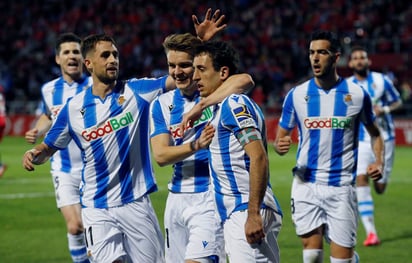 Jugadores de la Real Sociedad celebran tras el gol de Mikel Oyarzabal (3d), con el que derrotaron 1-0 al Mirandés para avanzar a la final de la Copa del Rey con un global de 3-1. (EFE)