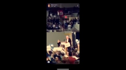 Durante un acto de campaña en la ciudad de Phoenix (Arizona) del precandidato a la presidencia de Estados Unidos por el partido demócrata Bernie Sanders, un hombre mostró una bandera nazi. (ESPECIAL)