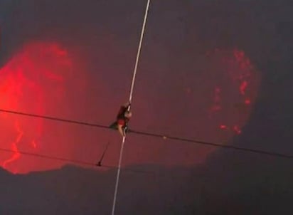 Wallenda ha realizado hazañas similares, cruzar las cataratas del Niágara, el Gran Cañón del Colorado, rascacielos, etcétera. (INTERNET)