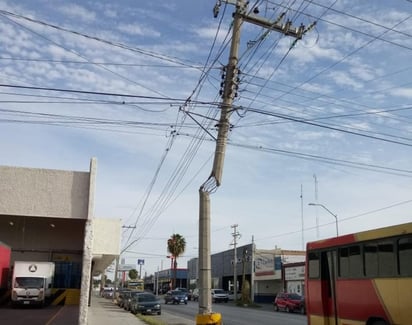 El poste quedó muy dañado y deberá ser repuesto para evitar algún accidente mayor. (EL SIGLO DE TORREÓN)