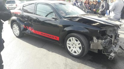 Los primeros peritajes indicaron que un camión de valores de color blanco con azul y un automóvil Dodge Avenger negro, se desplazaban con preferencia de norte a sur por la avenida Hidalgo.
(EL SIGLO DE TORREÓN)