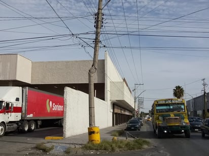 En estas condiciones quedó el poste de concreto de la CFE, luego del golpe recibido por el tráiler al dar vuelta en ese crucero.