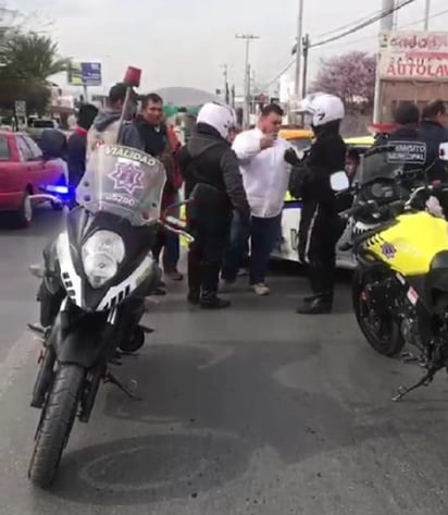 Ante el conato de bronca, los agentes de Tránsito intervinieron para calmar los ánimos.