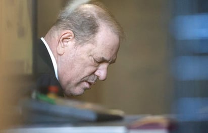 La Fiscalía de Nueva York ha pedido al juez del caso Harvey Weinstein que la sentencia contra el productor de cine, prevista para este miércoles, refleje 'la gravedad de sus acusaciones' y 'la falta de remordimiento por el daño que ha causado'. (ARCHIVO)