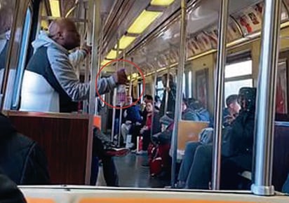 Los hechos se registraron en el metro de Brooklyn en Nueva York. (CAPTURA) 